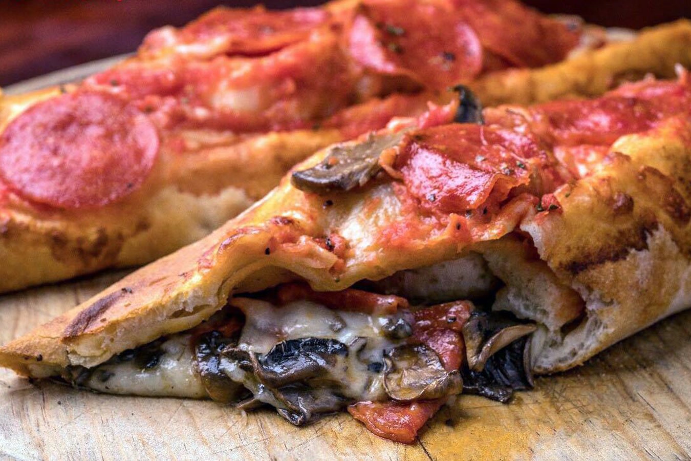 Sfilatino relleno de pepperoni, champiñones y queso, recién horneado