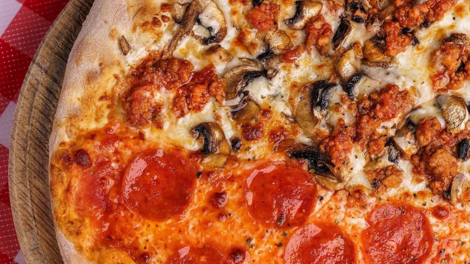 Pizza de pepperoni y champiñones recién horneada