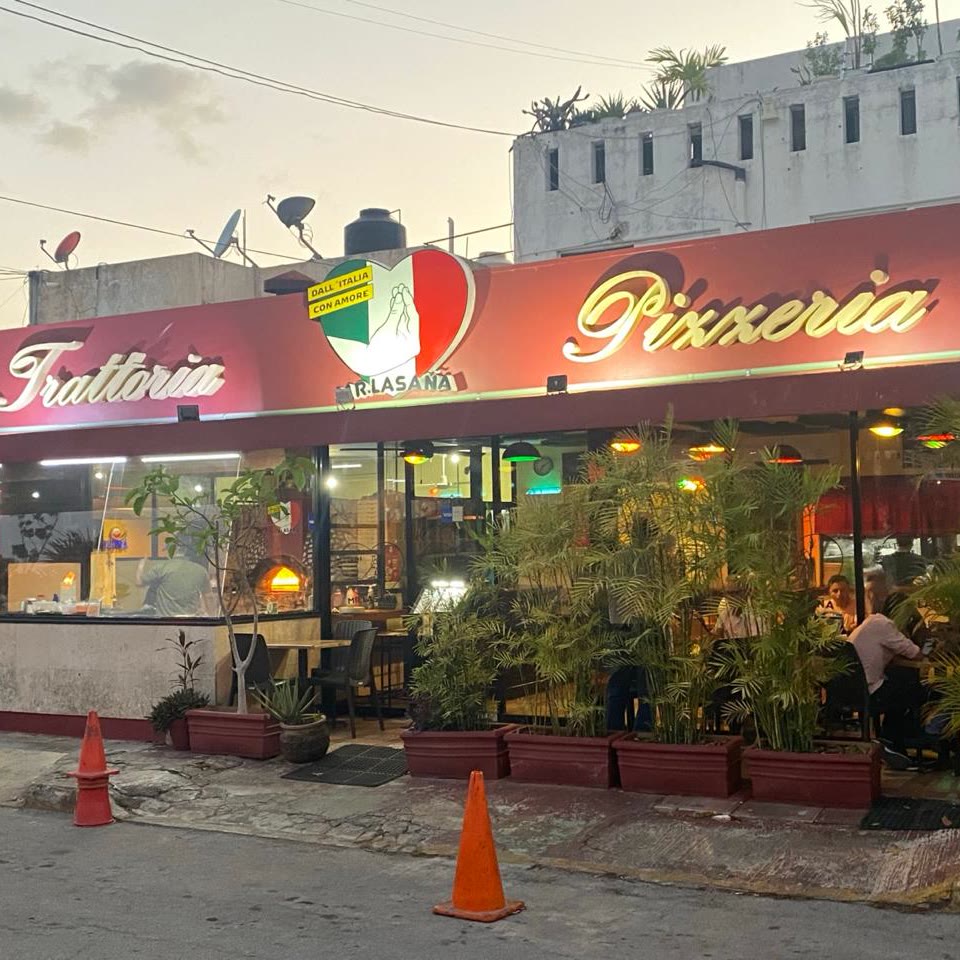 Fachada de Mr. Lasaña al atardecer: trattoria y pizzería en Calle Luciérnaga, Cancún