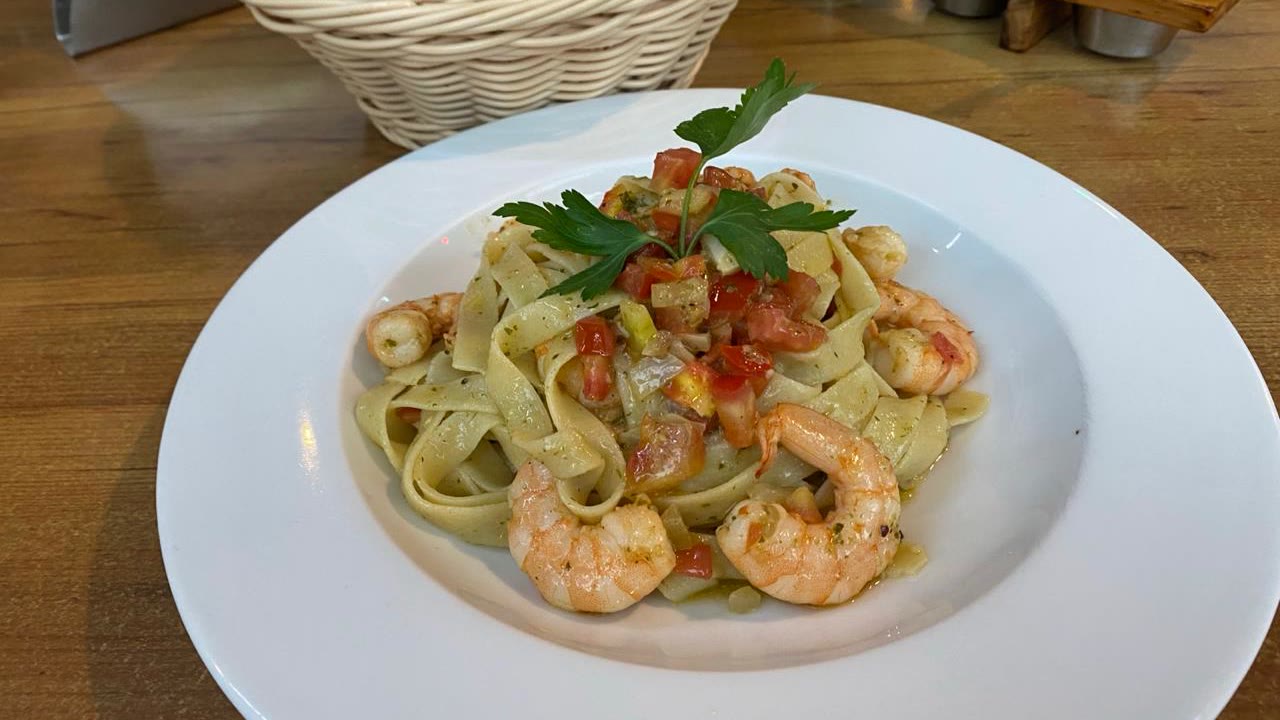 Fettuccine ai Gamberi con camarones y jitomate fresco