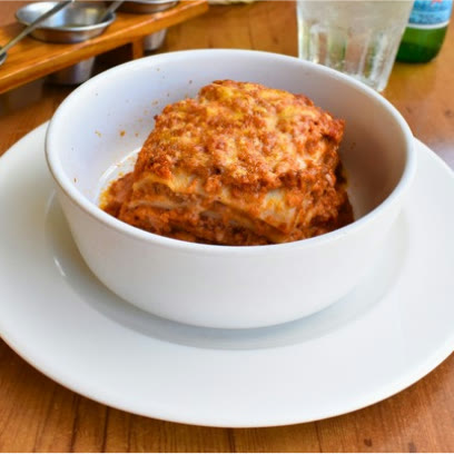 Lasaña a la boloñesa gratinada, servida en Mr. Lasaña